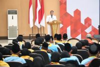 Plt Bupati Bekasi Asep Surya Atmaja melepas 445 jamaah haji Kloter 9 Kabupaten Bekasi di Gedung Wibawamukti, Senin (27/4/2026), dengan menekankan kesiapan fisik dan kesehatan jamaah menghadapi cuaca ekstrem di Arab Saudi.