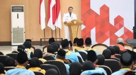 Plt Bupati Bekasi Asep Surya Atmaja melepas 445 jamaah haji Kloter 9 Kabupaten Bekasi di Gedung Wibawamukti, Senin (27/4/2026), dengan menekankan kesiapan fisik dan kesehatan jamaah menghadapi cuaca ekstrem di Arab Saudi.