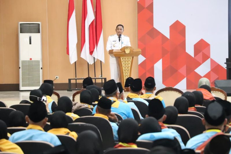 Plt Bupati Bekasi Asep Surya Atmaja melepas 445 jamaah haji Kloter 9 Kabupaten Bekasi di Gedung Wibawamukti, Senin (27/4/2026), dengan menekankan kesiapan fisik dan kesehatan jamaah menghadapi cuaca ekstrem di Arab Saudi.