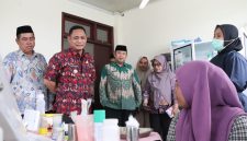 Plt Bupati Bekasi, Asep Surya Atmaja, menegaskan komitmennya dalam meningkatkan kualitas pendidikan melalui perbaikan sarana dan prasarana sekolah.