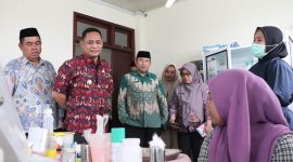 Plt Bupati Bekasi, Asep Surya Atmaja, menegaskan komitmennya dalam meningkatkan kualitas pendidikan melalui perbaikan sarana dan prasarana sekolah.