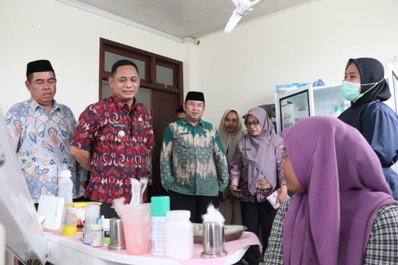 Plt Bupati Bekasi, Asep Surya Atmaja, menegaskan komitmennya dalam meningkatkan kualitas pendidikan melalui perbaikan sarana dan prasarana sekolah.