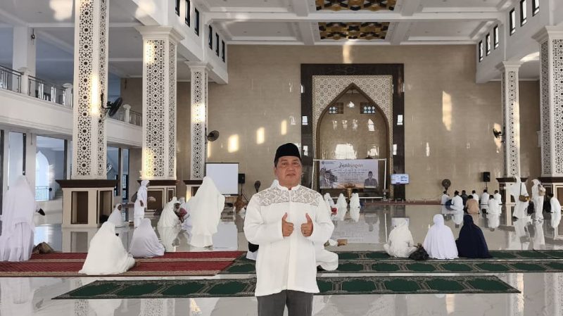 Seorang Pendamping Haji Daerah (PHD) Kabupaten Bekasi berada di dalam masjid saat mendampingi jemaah dalam rangkaian ibadah, sebagai bagian dari upaya pelayanan dan pendampingan jemaah haji.
