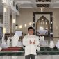 Seorang Pendamping Haji Daerah (PHD) Kabupaten Bekasi berada di dalam masjid saat mendampingi jemaah dalam rangkaian ibadah, sebagai bagian dari upaya pelayanan dan pendampingan jemaah haji.