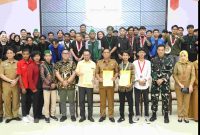 Plt Bupati Bekasi Asep Surya Atmaja (tengah) berfoto bersama perwakilan Mahasiswa Cipayung Plus, unsur Forkopimda, dan kepala perangkat daerah usai dialog penyampaian aspirasi di Gedung Swatantra Wibawa Mukti, Cikarang Pusat, Senin (6/4/2026).