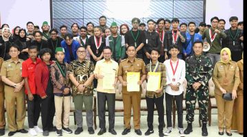 Plt Bupati Bekasi Asep Surya Atmaja (tengah) berfoto bersama perwakilan Mahasiswa Cipayung Plus, unsur Forkopimda, dan kepala perangkat daerah usai dialog penyampaian aspirasi di Gedung Swatantra Wibawa Mukti, Cikarang Pusat, Senin (6/4/2026).