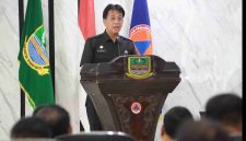 Asisten Pemerintahan dan Kesejahteraan Rakyat Setda Kabupaten Bekasi, Hudaya, menyampaikan sambutan Plt Bupati Bekasi dalam rapat koordinasi penyelenggaraan pemerintahan desa di Aula BPBD Kabupaten Bekasi, Selasa (14/4/2026).