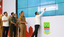 Peluncuran aplikasi layanan digital SATU PINTU oleh Pemerintah Kabupaten Bekasi di Cikarang Pusat, sebagai upaya mempermudah layanan perizinan dan non-perizinan bagi masyarakat secara online 24 jam.