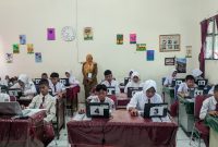 Siswa kelas VI SDN Wanasari 01 mengikuti Tes Kemampuan Akademik (TKA) berbasis komputer, Senin (27/4/2026), dengan sistem pengawasan ketat dan terbagi dalam beberapa sesi.