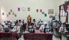 Siswa kelas VI SDN Wanasari 01 mengikuti Tes Kemampuan Akademik (TKA) berbasis komputer, Senin (27/4/2026), dengan sistem pengawasan ketat dan terbagi dalam beberapa sesi.