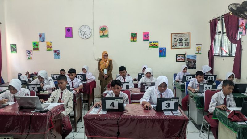 Siswa kelas VI SDN Wanasari 01 mengikuti Tes Kemampuan Akademik (TKA) berbasis komputer, Senin (27/4/2026), dengan sistem pengawasan ketat dan terbagi dalam beberapa sesi.