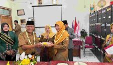 Peresmian perpustakaan ramah anak di SDN Wanasari 01 ditandai dengan prosesi tumpeng oleh jajaran sekolah dan tamu undangan sebagai simbol dimulainya penguatan budaya literasi di lingkungan sekolah.