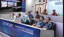 Jajaran Pemerintah Kabupaten Bekasi mengikuti live talkshow BPSDM Kementerian Dalam Negeri bertema kepemimpinan berintegritas secara virtual di Ruang Command Center Diskominfosantik, Cikarang Pusat, Kamis (16/4/2026).
