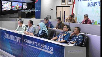 Jajaran Pemerintah Kabupaten Bekasi mengikuti live talkshow BPSDM Kementerian Dalam Negeri bertema kepemimpinan berintegritas secara virtual di Ruang Command Center Diskominfosantik, Cikarang Pusat, Kamis (16/4/2026).