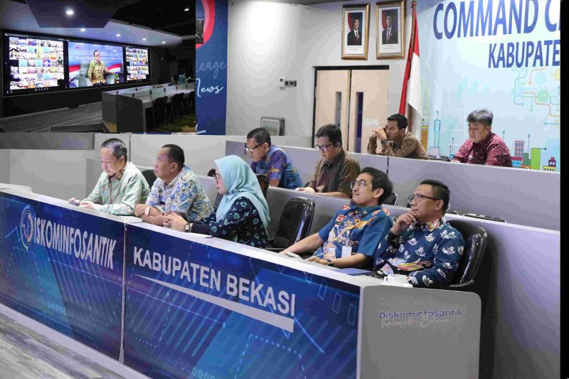 Jajaran Pemerintah Kabupaten Bekasi mengikuti live talkshow BPSDM Kementerian Dalam Negeri bertema kepemimpinan berintegritas secara virtual di Ruang Command Center Diskominfosantik, Cikarang Pusat, Kamis (16/4/2026).
