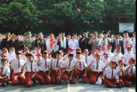 Sekda Kabupaten Bekasi Endin Samasudin bersama jajaran Forkopimda dan pelajar berfoto bersama usai peringatan Hari Pendidikan Nasional (Hardiknas) 2026 di SMPN 1 Tambun Selatan, Kabupaten Bekasi, Sabtu (2/5/2026).