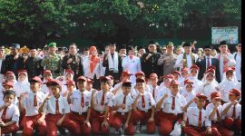 Sekda Kabupaten Bekasi Endin Samasudin bersama jajaran Forkopimda dan pelajar berfoto bersama usai peringatan Hari Pendidikan Nasional (Hardiknas) 2026 di SMPN 1 Tambun Selatan, Kabupaten Bekasi, Sabtu (2/5/2026).