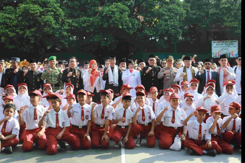 Sekda Kabupaten Bekasi Endin Samasudin bersama jajaran Forkopimda dan pelajar berfoto bersama usai peringatan Hari Pendidikan Nasional (Hardiknas) 2026 di SMPN 1 Tambun Selatan, Kabupaten Bekasi, Sabtu (2/5/2026).