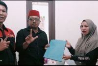 Anen Cerdik Prawoto (kedua kiri) saat menyerahkan berkas pendaftaran calon anggota BPD Desa Muktiwari kepada panitia penjaringan, disaksikan sejumlah pihak terkait, Jumat (1/5/2026).