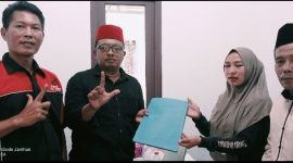 Anen Cerdik Prawoto (kedua kiri) saat menyerahkan berkas pendaftaran calon anggota BPD Desa Muktiwari kepada panitia penjaringan, disaksikan sejumlah pihak terkait, Jumat (1/5/2026).