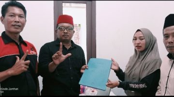 Anen Cerdik Prawoto (kedua kiri) saat menyerahkan berkas pendaftaran calon anggota BPD Desa Muktiwari kepada panitia penjaringan, disaksikan sejumlah pihak terkait, Jumat (1/5/2026).