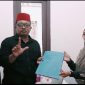 Anen Cerdik Prawoto (kedua kiri) saat menyerahkan berkas pendaftaran calon anggota BPD Desa Muktiwari kepada panitia penjaringan, disaksikan sejumlah pihak terkait, Jumat (1/5/2026).