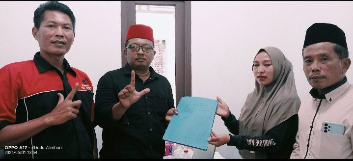 Anen Cerdik Prawoto (kedua kiri) saat menyerahkan berkas pendaftaran calon anggota BPD Desa Muktiwari kepada panitia penjaringan, disaksikan sejumlah pihak terkait, Jumat (1/5/2026).
