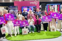 Para pemenang Kompetisi Modal Pintar (KMP) 2026 berfoto bersama usai menerima penghargaan dan modal usaha total Rp200 juta dari XLSMART dalam acara XLSMART Day di ICE BSD, awal Mei 2026. Kompetisi ini diikuti lebih dari 33 ribu UMKM perempuan dari seluruh Indonesia.