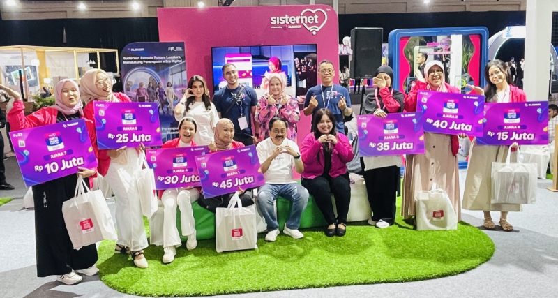 Para pemenang Kompetisi Modal Pintar (KMP) 2026 berfoto bersama usai menerima penghargaan dan modal usaha total Rp200 juta dari XLSMART dalam acara XLSMART Day di ICE BSD, awal Mei 2026. Kompetisi ini diikuti lebih dari 33 ribu UMKM perempuan dari seluruh Indonesia.