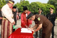 Wali Kota Bekasi Tri Adhianto menyaksikan penandatanganan komitmen bersama pengawasan Sistem Penerimaan Murid Baru (SPMB) oleh Kejaksaan Negeri Kota Bekasi saat upacara Hari Pendidikan Nasional di Kota Bekasi, Senin (4/5/2026).