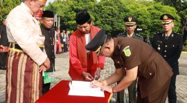 Wali Kota Bekasi Tri Adhianto menyaksikan penandatanganan komitmen bersama pengawasan Sistem Penerimaan Murid Baru (SPMB) oleh Kejaksaan Negeri Kota Bekasi saat upacara Hari Pendidikan Nasional di Kota Bekasi, Senin (4/5/2026).