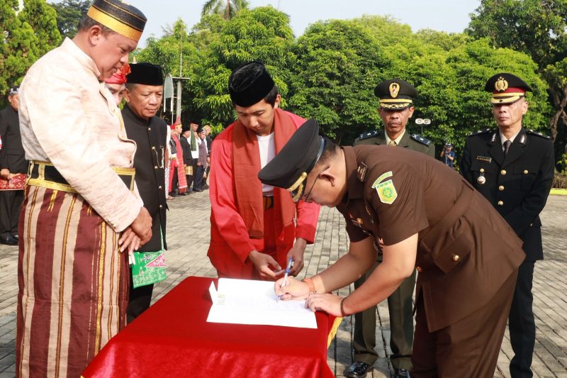 Wali Kota Bekasi Tri Adhianto menyaksikan penandatanganan komitmen bersama pengawasan Sistem Penerimaan Murid Baru (SPMB) oleh Kejaksaan Negeri Kota Bekasi saat upacara Hari Pendidikan Nasional di Kota Bekasi, Senin (4/5/2026).