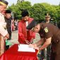 Wali Kota Bekasi Tri Adhianto menyaksikan penandatanganan komitmen bersama pengawasan Sistem Penerimaan Murid Baru (SPMB) oleh Kejaksaan Negeri Kota Bekasi saat upacara Hari Pendidikan Nasional di Kota Bekasi, Senin (4/5/2026).
