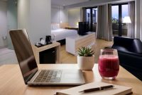 Suasana kamar modern di Harper Cikarang yang nyaman untuk staycation keluarga maupun aktivitas work from hotel, dilengkapi area kerja, fasilitas lengkap, dan pencahayaan yang mendukung produktivitas.