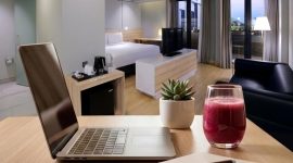 Suasana kamar modern di Harper Cikarang yang nyaman untuk staycation keluarga maupun aktivitas work from hotel, dilengkapi area kerja, fasilitas lengkap, dan pencahayaan yang mendukung produktivitas.