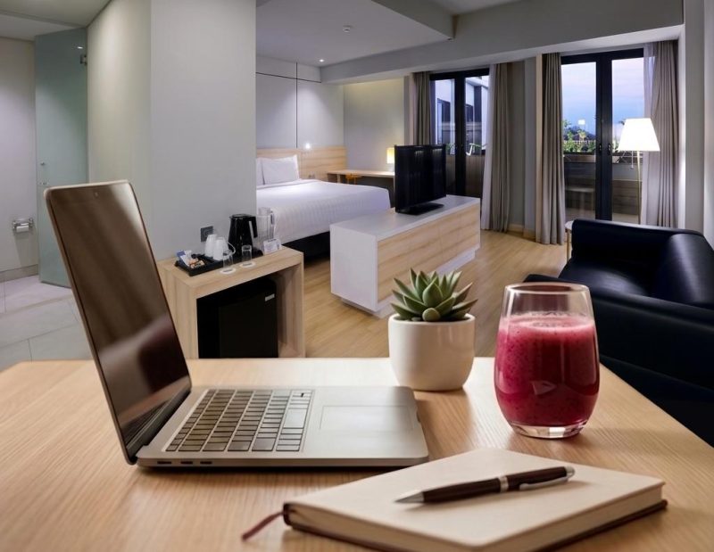 Suasana kamar modern di Harper Cikarang yang nyaman untuk staycation keluarga maupun aktivitas work from hotel, dilengkapi area kerja, fasilitas lengkap, dan pencahayaan yang mendukung produktivitas.