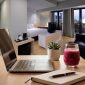 Suasana kamar modern di Harper Cikarang yang nyaman untuk staycation keluarga maupun aktivitas work from hotel, dilengkapi area kerja, fasilitas lengkap, dan pencahayaan yang mendukung produktivitas.