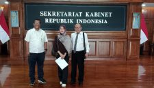 Tim kuasa hukum Drs Broery F. Awuy saat menyerahkan surat permohonan perlindungan hukum kepada Presiden Prabowo Subianto melalui Kantor Sekretariat Kabinet RI di Jakarta, Kamis (7/5/2026).