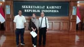 Tim kuasa hukum Drs Broery F. Awuy saat menyerahkan surat permohonan perlindungan hukum kepada Presiden Prabowo Subianto melalui Kantor Sekretariat Kabinet RI di Jakarta, Kamis (7/5/2026).