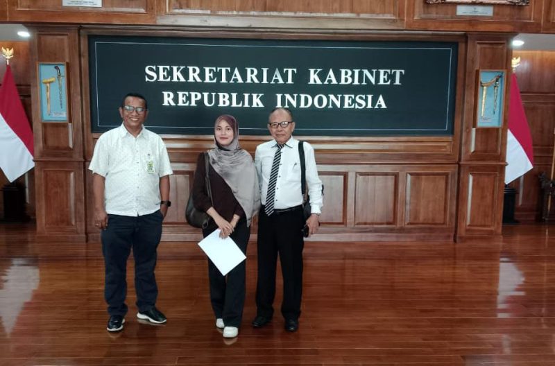 Tim kuasa hukum Drs Broery F. Awuy saat menyerahkan surat permohonan perlindungan hukum kepada Presiden Prabowo Subianto melalui Kantor Sekretariat Kabinet RI di Jakarta, Kamis (7/5/2026).