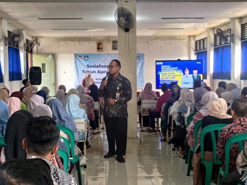 Kepala Bidang Pembinaan SD Dinas Pendidikan Kabupaten Bekasi, Pranoto memberikan pemaparan saat sosialisasi Sistem Penerimaan Murid Baru (SPMB) Tahun Ajaran 2026/2027 tingkat SD di Kabupaten Bekasi.