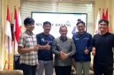Ketua DPRD Kota Bekasi, Sardi Efendi berfoto bersama pengurus Jaringan Media Siber Indonesia Bekasi Raya usai audiensi membahas program literasi digital, edukasi media, dan pengembangan desa berbasis publikasi di Kota Bekasi.