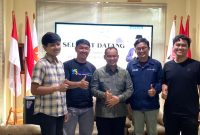 Ketua DPRD Kota Bekasi, Sardi Efendi berfoto bersama pengurus Jaringan Media Siber Indonesia Bekasi Raya usai audiensi membahas program literasi digital, edukasi media, dan pengembangan desa berbasis publikasi di Kota Bekasi.
