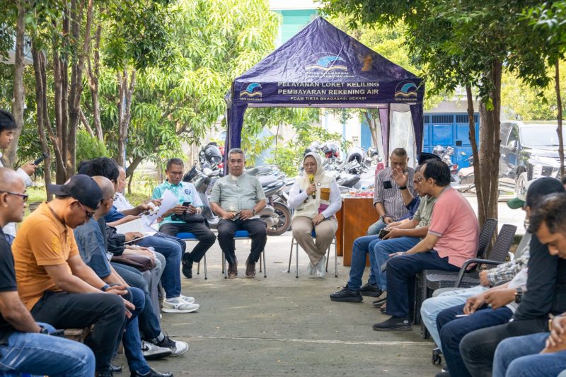 Jajaran Direksi dan pegawai Perumda Tirta Bhagasasi saat menggelar program Knowledge Transfer di Cabang Tarumajaya, Kabupaten Bekasi, Jumat (8/5/2026), guna memperkuat koordinasi dan meningkatkan kualitas pelayanan air bersih kepada masyarakat.