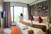 Suasana kamar di Vasaka Hotel Jakarta yang menawarkan pengalaman staycation nyaman dengan pemandangan kota Jakarta, lengkap dengan berbagai promo menginap dan hiburan selama Mei 2026.