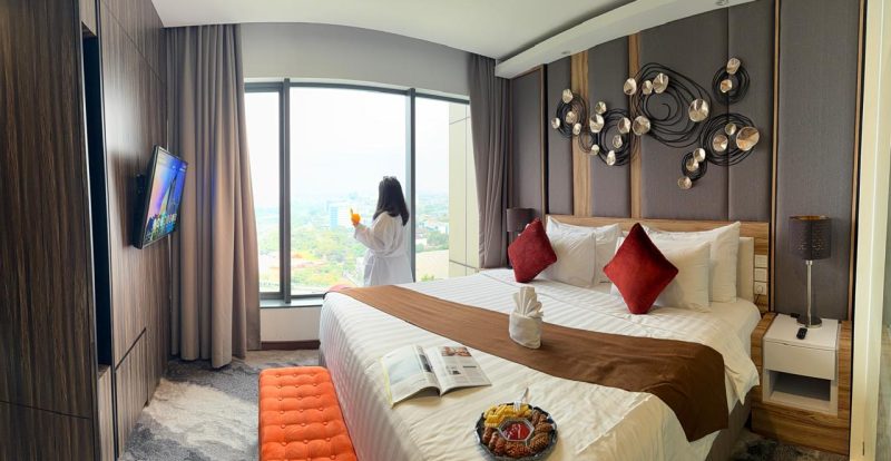 Suasana kamar di Vasaka Hotel Jakarta yang menawarkan pengalaman staycation nyaman dengan pemandangan kota Jakarta, lengkap dengan berbagai promo menginap dan hiburan selama Mei 2026.