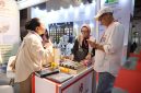 Pengunjung berbincang dengan peserta pameran saat berlangsungnya ajang industri dan perdagangan internasional di Jakarta. Kehadiran PT Nine Koeln Indonesia diharapkan memperkuat industri pameran nasional sekaligus membuka akses pasar global bagi pelaku usaha Indonesia.