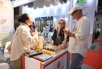 Pengunjung berbincang dengan peserta pameran saat berlangsungnya ajang industri dan perdagangan internasional di Jakarta. Kehadiran PT Nine Koeln Indonesia diharapkan memperkuat industri pameran nasional sekaligus membuka akses pasar global bagi pelaku usaha Indonesia.