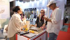 Pengunjung berbincang dengan peserta pameran saat berlangsungnya ajang industri dan perdagangan internasional di Jakarta. Kehadiran PT Nine Koeln Indonesia diharapkan memperkuat industri pameran nasional sekaligus membuka akses pasar global bagi pelaku usaha Indonesia.