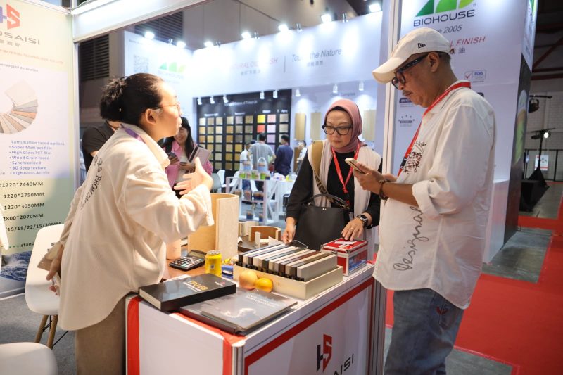 Pengunjung berbincang dengan peserta pameran saat berlangsungnya ajang industri dan perdagangan internasional di Jakarta. Kehadiran PT Nine Koeln Indonesia diharapkan memperkuat industri pameran nasional sekaligus membuka akses pasar global bagi pelaku usaha Indonesia.
